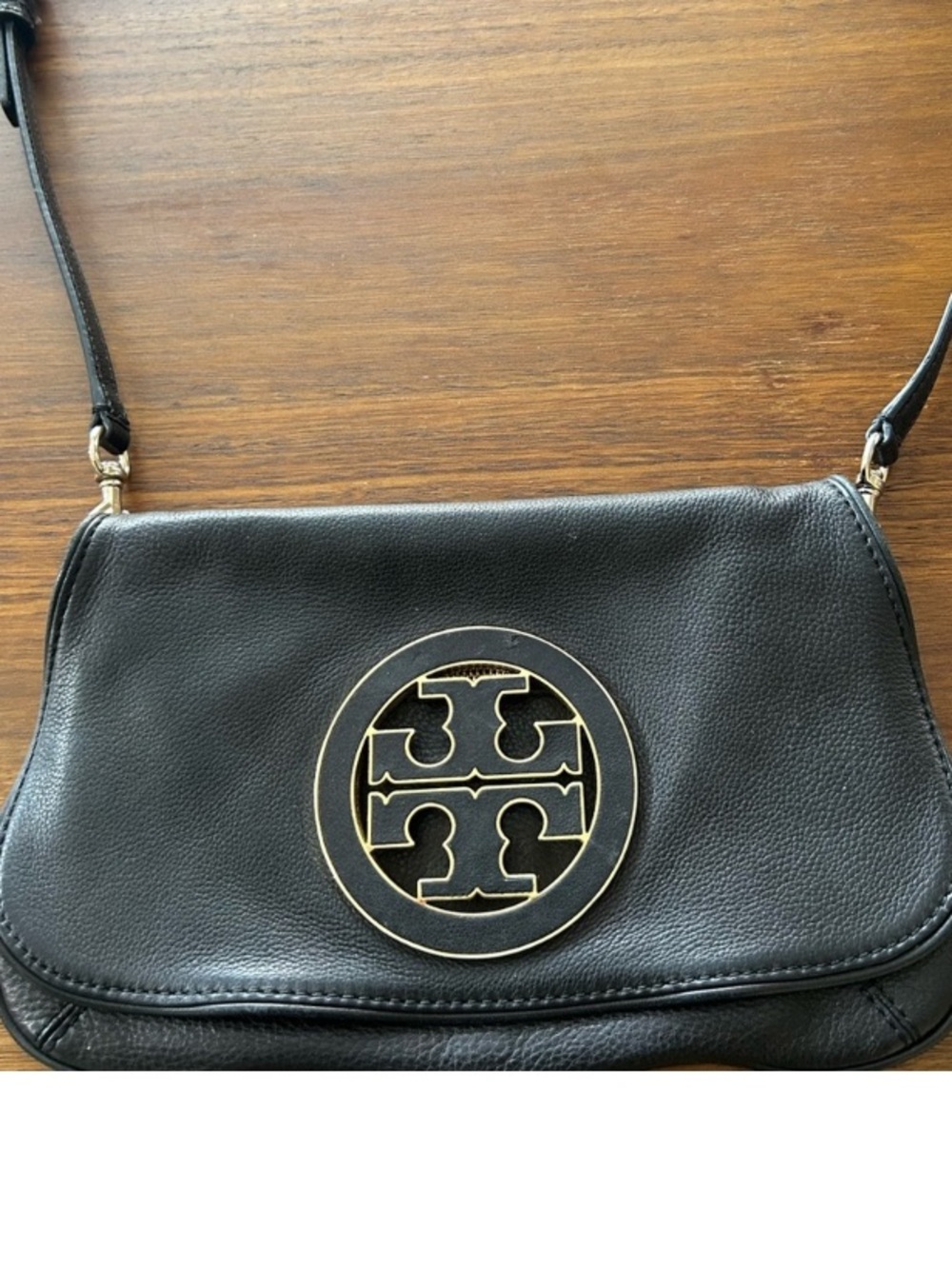 Tory Burch Black Leather Crossbody with Gold Logo Like new. Authentic
Beautiful